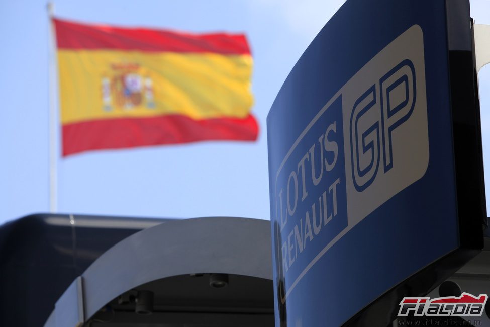 La bandera española junto al motorhome de Lotus Renault GP en Valencia