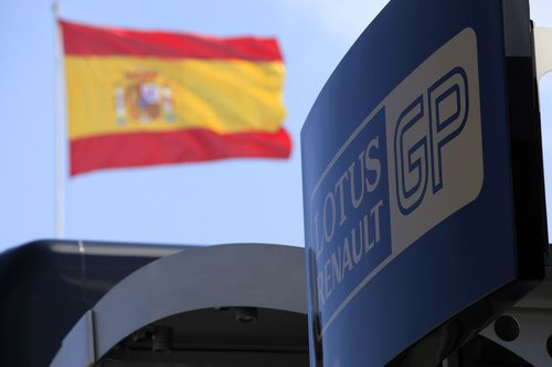 La bandera española junto al motorhome de Lotus Renault GP en Valencia