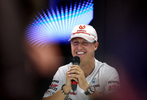 Schumacher sonríe mientras atiende a los medios en Valencia