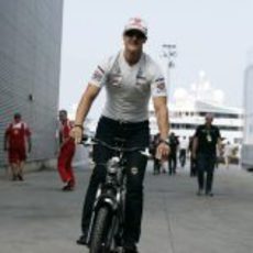 Schumacher pasea en bicicleta por el paddock de Valencia