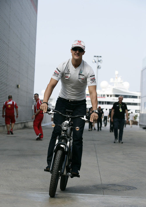 Schumacher pasea en bicicleta por el paddock de Valencia