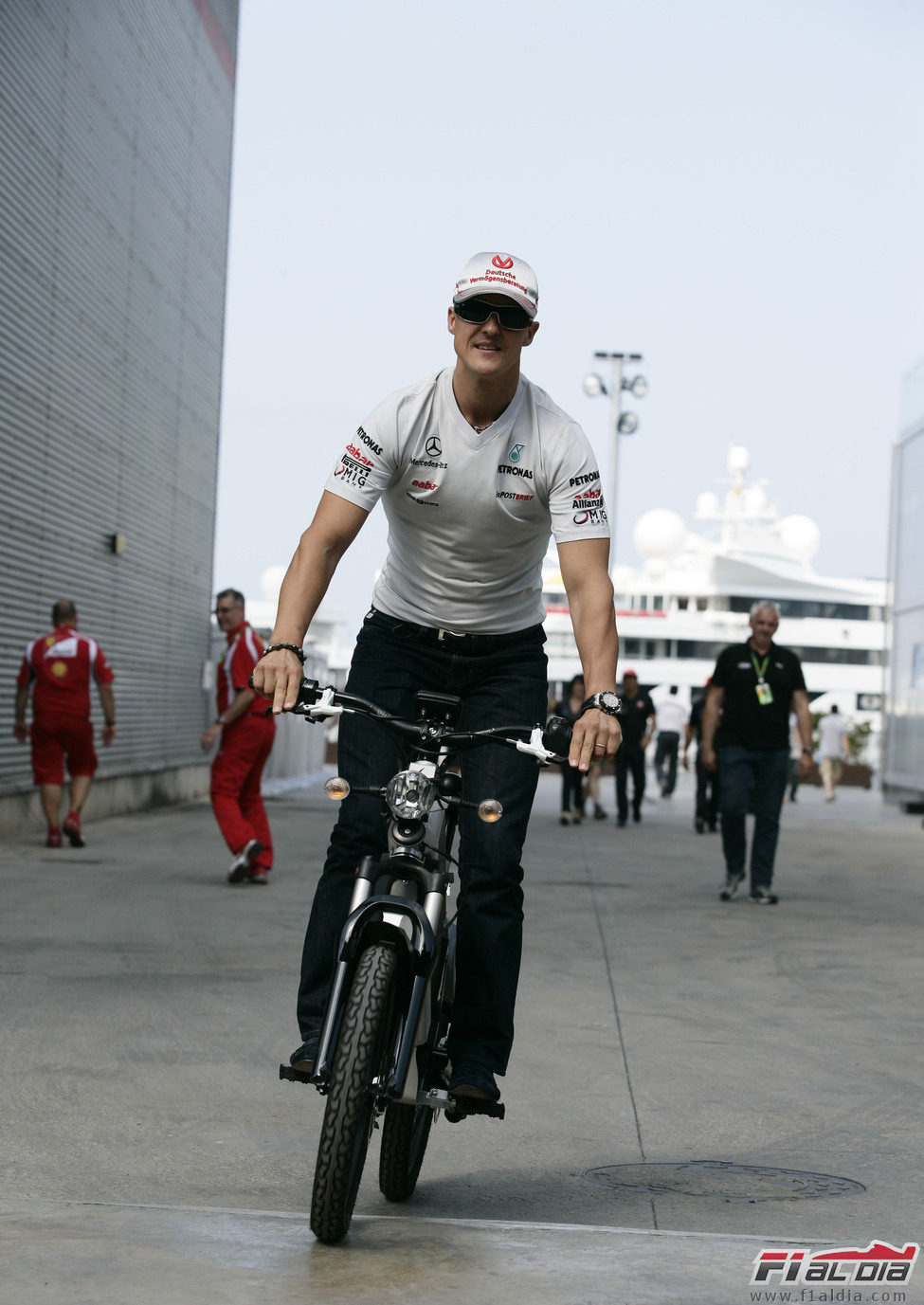 Schumacher pasea en bicicleta por el paddock de Valencia