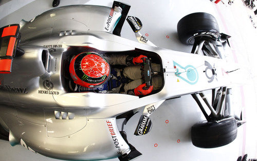 Schumacher en el interior de su garaje en Valencia