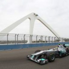 Rosberg pasa por el puente en el Valencia Street Circuit