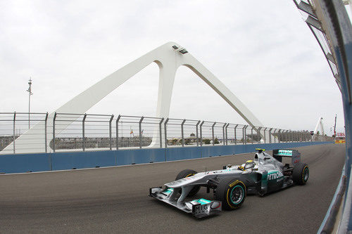 Rosberg pasa por el puente en el Valencia Street Circuit