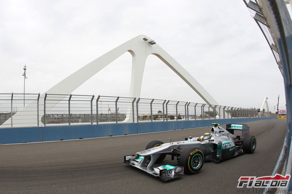Rosberg pasa por el puente en el Valencia Street Circuit