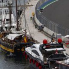 Schumacher pasa junto a los barcos atracados en el puerto de Valencia