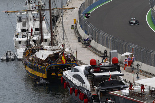 Schumacher pasa junto a los barcos atracados en el puerto de Valencia