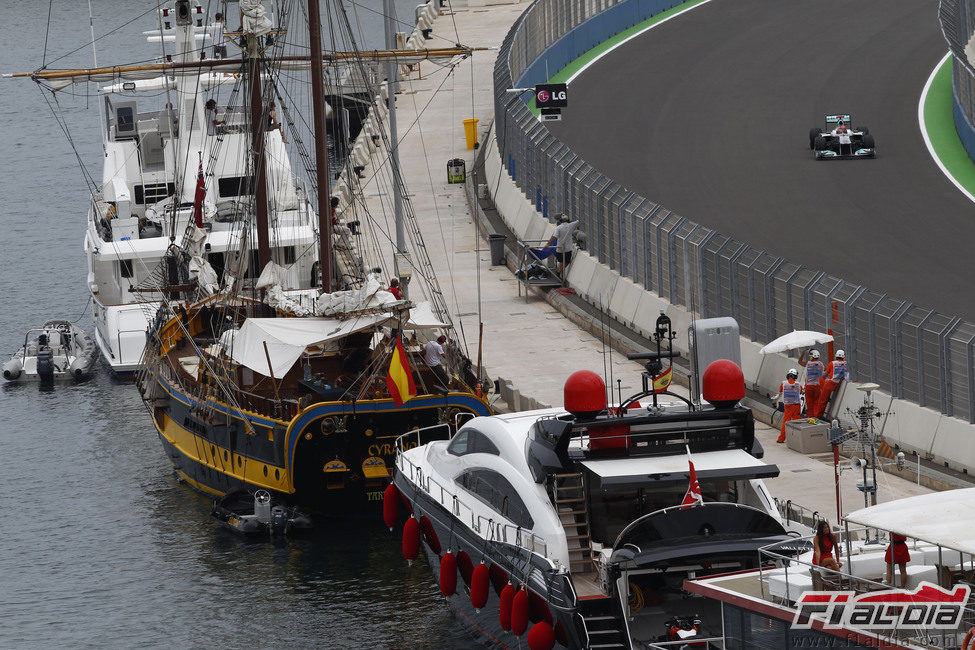 Schumacher pasa junto a los barcos atracados en el puerto de Valencia