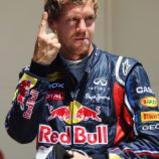 Vettel vuelve a enseñar su dedo al mundo en el GP de Europa 2011