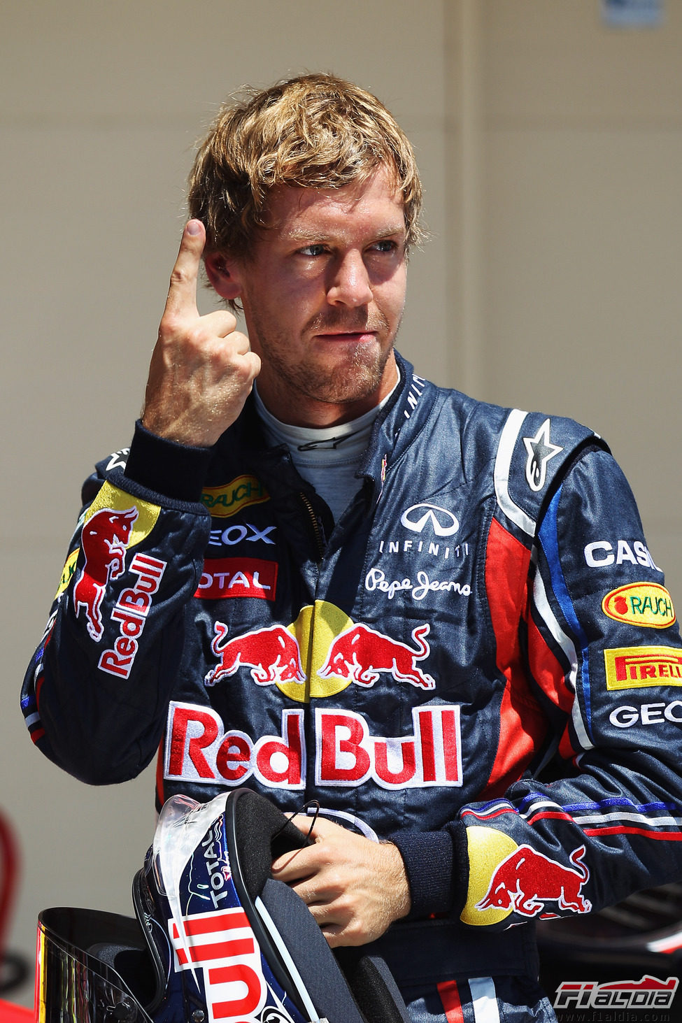 Vettel vuelve a enseñar su dedo al mundo en el GP de Europa 2011