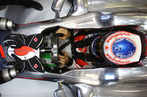 Jenson Button metido en el MP4-26 para la clasificación