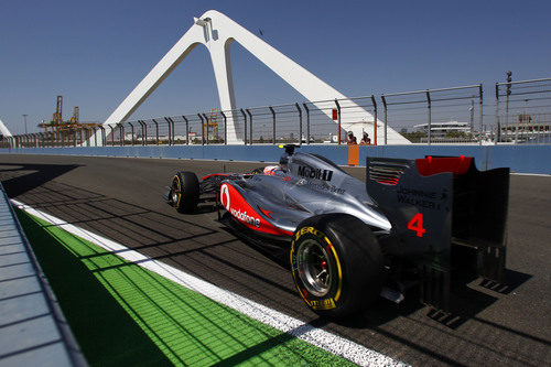 Button cruza el puente en la clasificación de Valencia