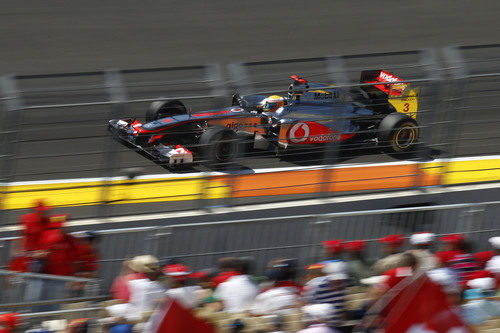 Lewis Hamilton pasa ante el público de Valencia