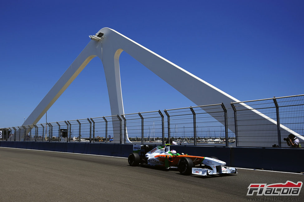 Paul di Resta cruza el puente del VSC