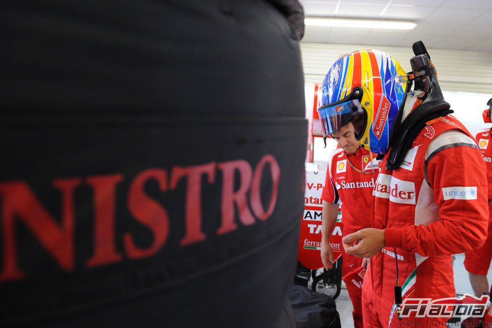 Alonso listo para meterse en el coche en el GP de Europa 2011