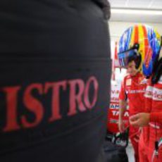 Alonso listo para meterse en el coche en el GP de Europa 2011