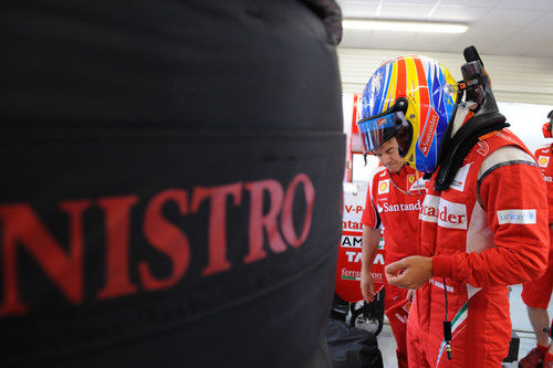 Alonso listo para meterse en el coche en el GP de Europa 2011