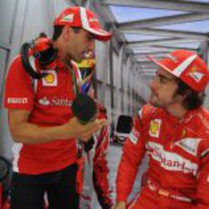 Marc Gené y Fernando Alonso hablan en el box de Ferrari en Valencia