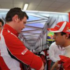 Rob Smedley y Felipe Massa hablan en el box en Valencia