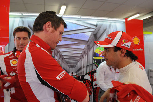 Rob Smedley y Felipe Massa hablan en el box en Valencia