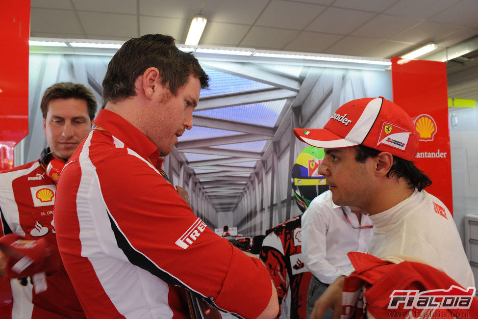 Rob Smedley y Felipe Massa hablan en el box en Valencia