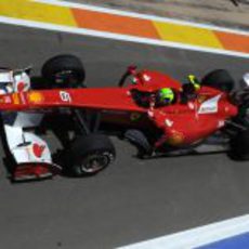 Felipe Massa sale del 'pit-lane' de Valencia