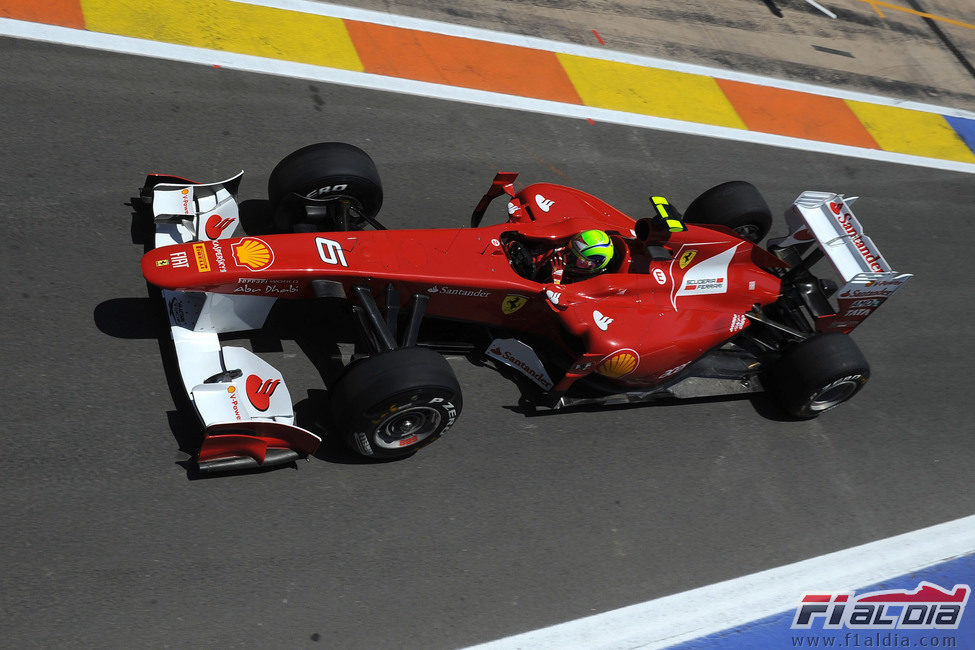 Felipe Massa sale del 'pit-lane' de Valencia