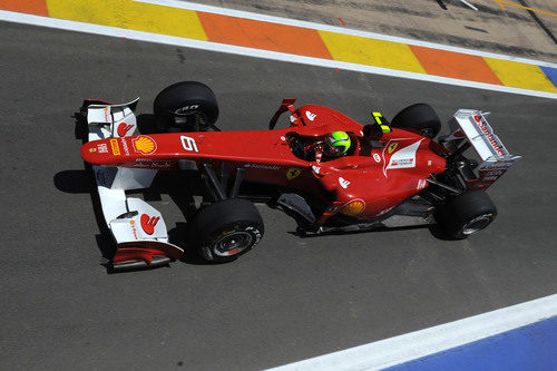 Felipe Massa sale del 'pit-lane' de Valencia