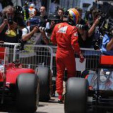 Fernando Alonso en el parque cerrado de Valencia