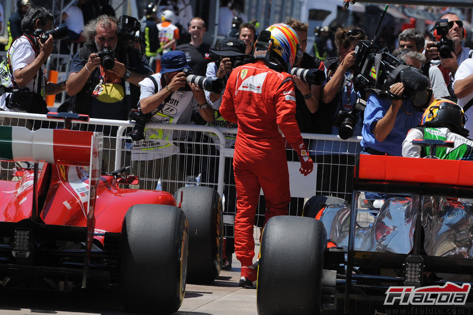 Fernando Alonso en el parque cerrado de Valencia