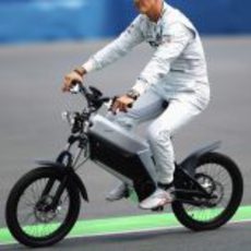 Michael Schumacher en bicicleta por el circuito urbano de Valencia