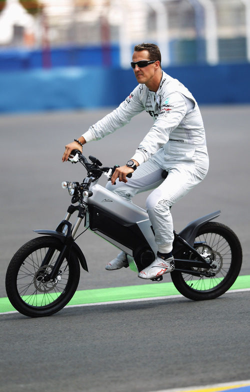 Michael Schumacher en bicicleta por el circuito urbano de Valencia