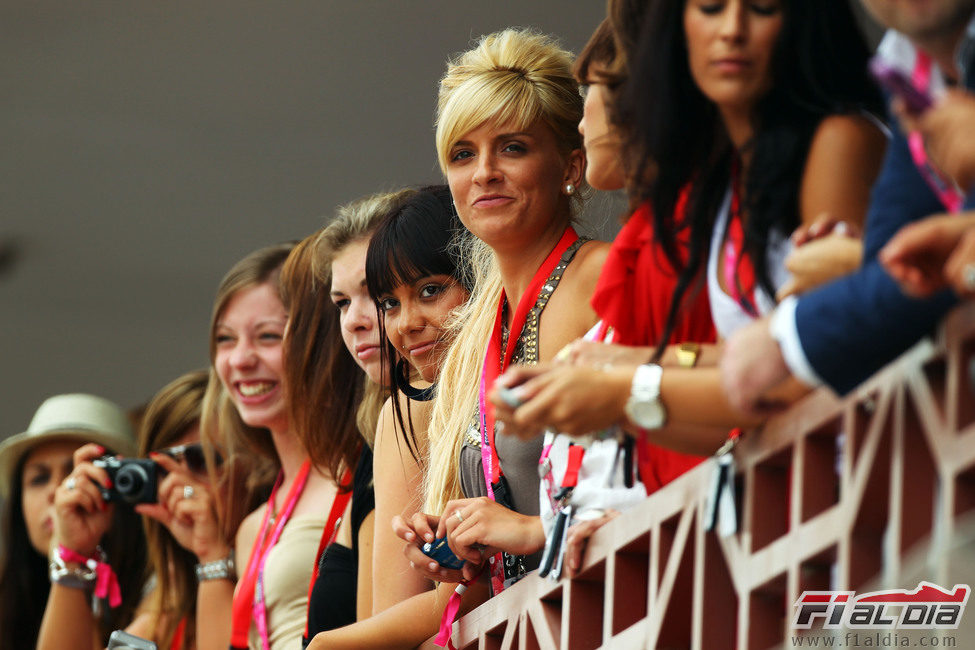 Muchas chicas en el circuito de Valencia