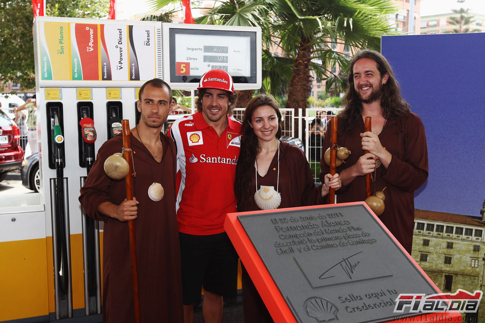 Fernando Alonso con los peregrinos en un acto en la ciudad de Valencia