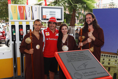 Fernando Alonso con los peregrinos en un acto en la ciudad de Valencia