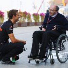 Button saluda a Sir Frank Williams en el 'paddock' de Valencia