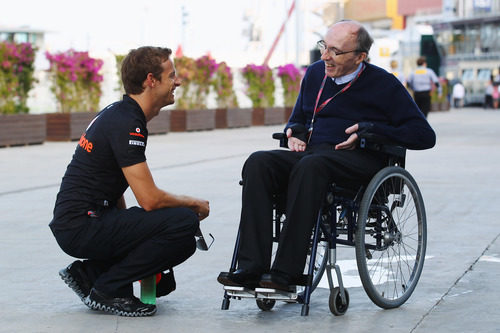 Button saluda a Sir Frank Williams en el 'paddock' de Valencia