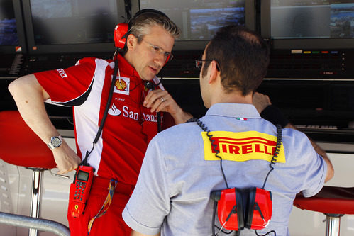 Pat Fry habla con el responsable de Pirelli en Valencia