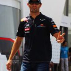 Webber hace el símbolo de la victoria al llegar al GP de Europa 2011