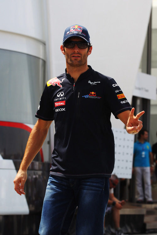 Webber hace el símbolo de la victoria al llegar al GP de Europa 2011
