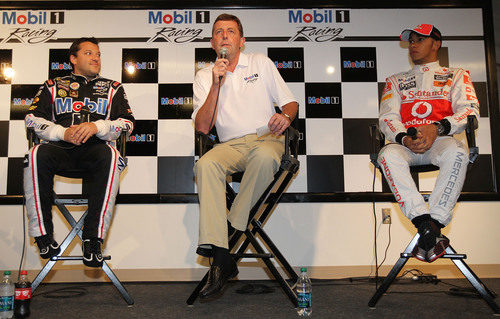 Stewart y Hamilton en la presentación del acto