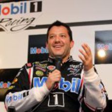 Tony Stewart habla para la prensa en Watkins Glen