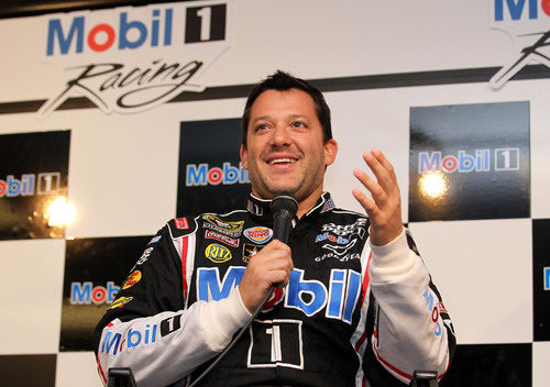 Tony Stewart habla para la prensa en Watkins Glen