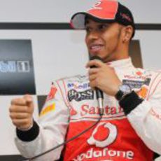 Lewis Hamilton habla para la prensa en Watkins Glen