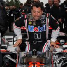 Tony Stewart se sienta en el MP4-23 en Watkins Glen