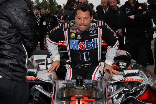 Tony Stewart se sienta en el MP4-23 en Watkins Glen