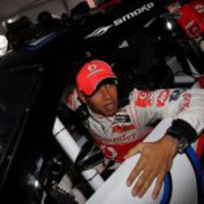 Lewis Hamilton dentro del coche de la NASCAR