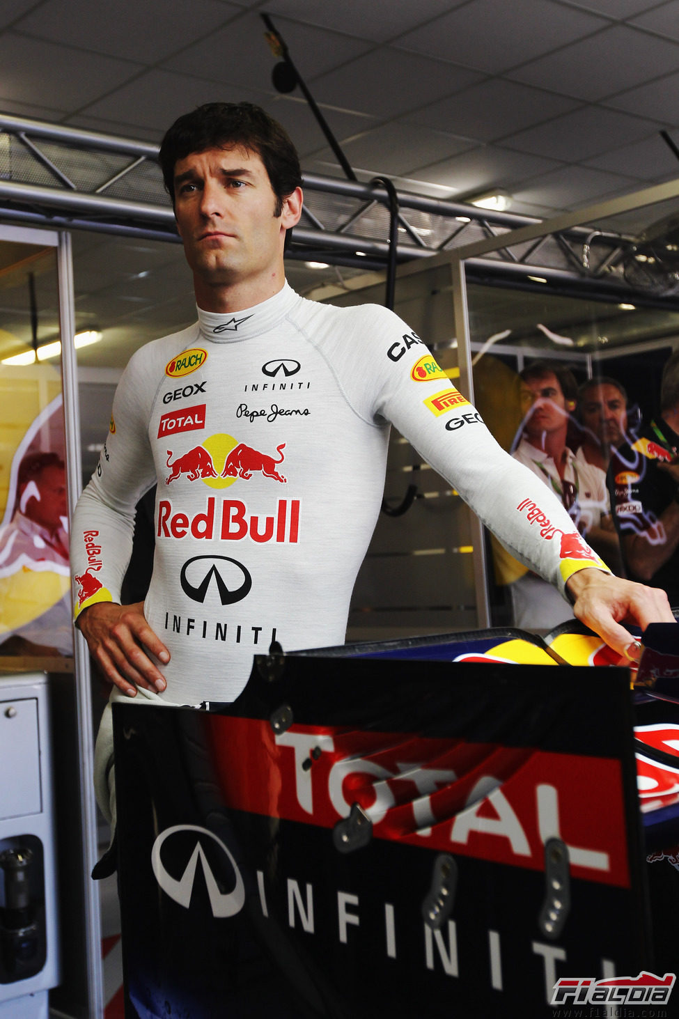 Webber espera para subirse a su monoplaza en Europa 2011