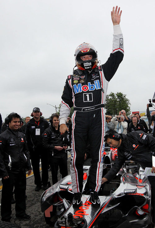 Tony Stewart triunfal tras bajarse del MP4-23